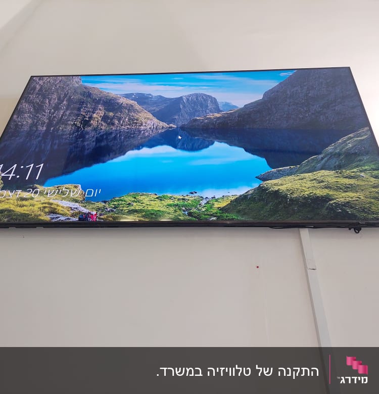 מסך טלוויזיה מותקן על קיר עם כבל חשמל